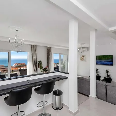 Luxurious Nino Makarska