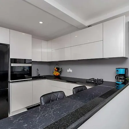 Apartment Luxurious Nino Makarska